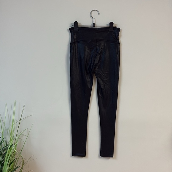 Spanx Women’s Shape faux leather Black High-Waisted Leggings size petite M - Picture 3 of 3